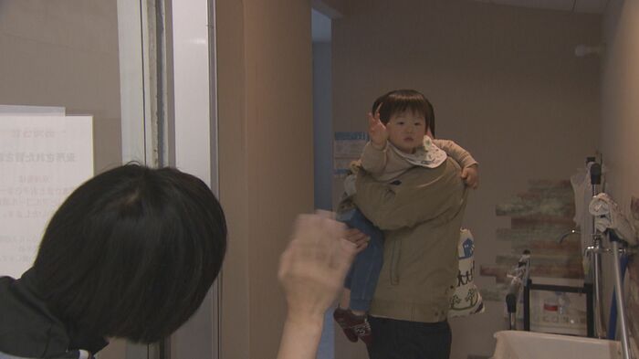帰路につく1歳児と保護者(小川村)