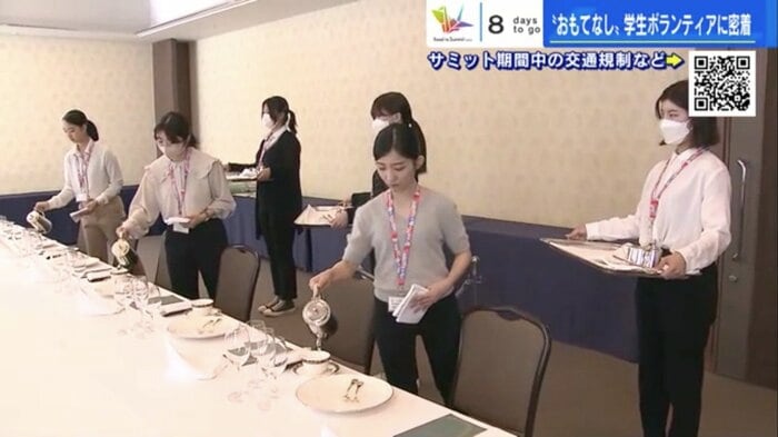 配膳の研修を受ける田窪さん(右から2番目)