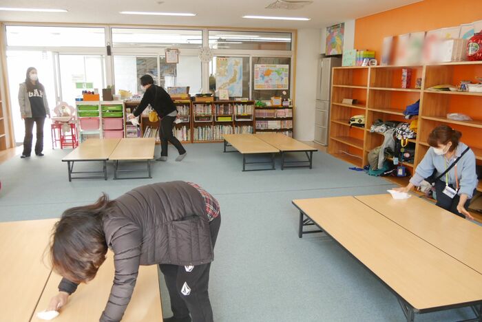 現場で消毒の様子 「放課後NPOアフタースクール」提供