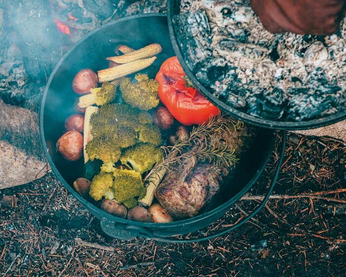 工夫しながら、薪や枝を燃やすのは楽しい作業だが、燃焼した熱は調理や暖房など、より有益に活用したい（『焚き火の教科書』より）