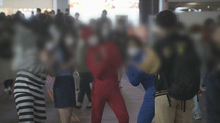 2022年10月31日 JR仙台駅前は 仮装した多くの人でごった返していた