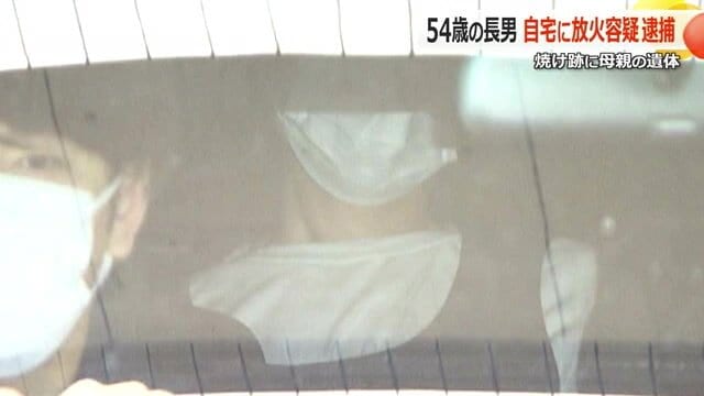送検される容疑者の男