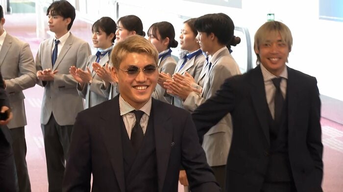 羽田空港に到着した堂安選手、伊東選手