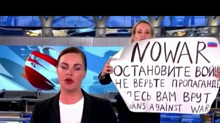 ロシア国営テレビで流れた戦争反対のビラ