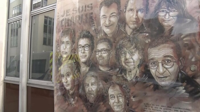 シャルリ・エブド旧本社の壁に描かれた犠牲者12人の肖像画