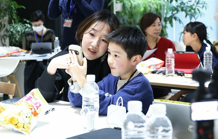 スマホを使って親子で相談しながらクリエイティブ