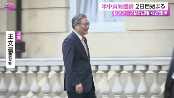 無言で会場入りする中国・王文濤商務相