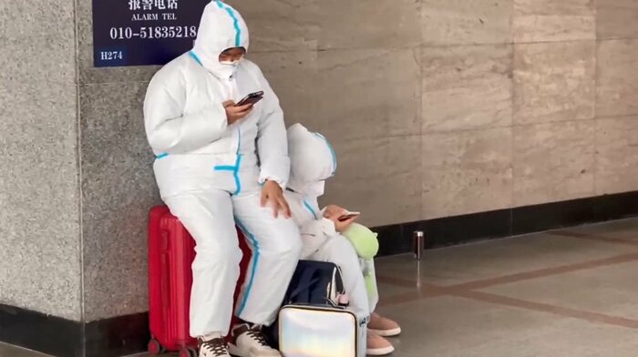 現地では、例えば「新型コロナウイルス」など中国にとって機微な話題は外出先で話さないよう注意したい
