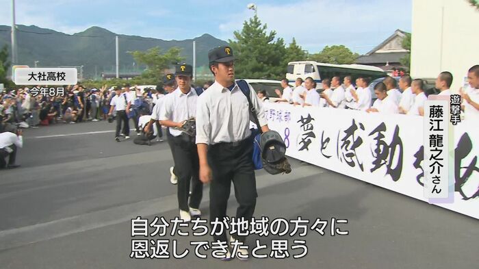 甲子園から帰郷したメンバーを多くの市民が出迎え