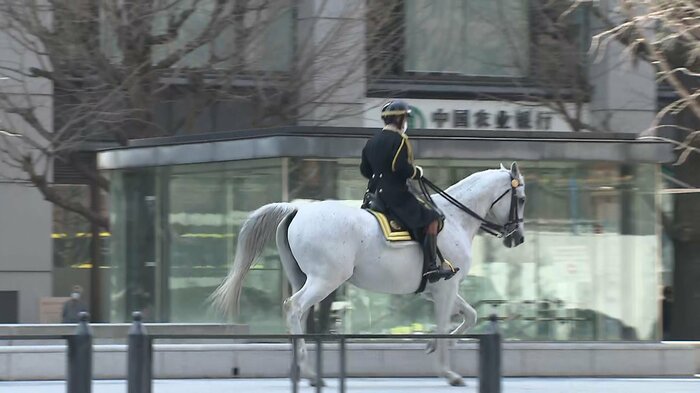 「月智」に乗り馬車列に臨む守谷氏(今月8日 東京駅前)