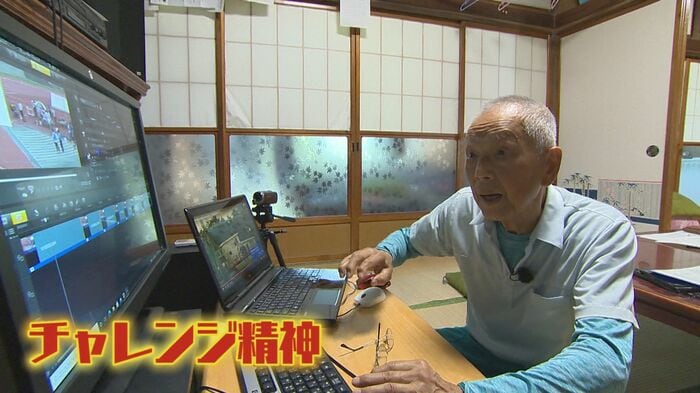 動画の編集を行う黒崎さん