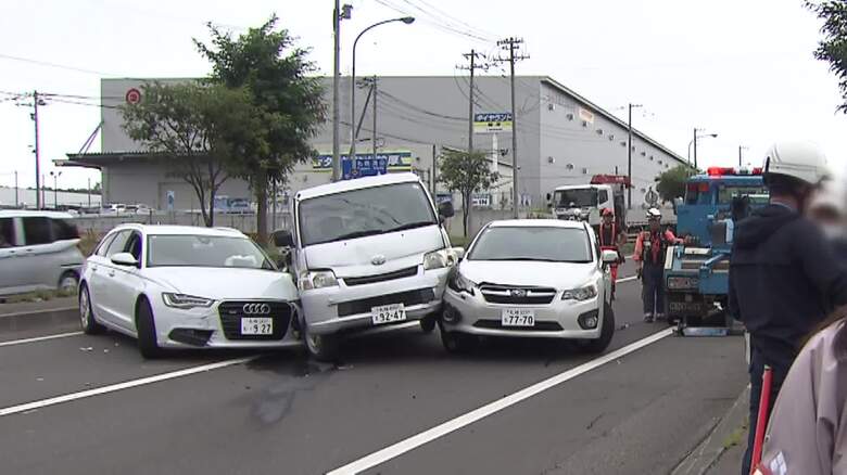 「ブレーキとアクセルを踏み間違えた」 信号待ちの車列に追突、7台絡む事故 北海道・北広島市|FNNプライムオンライン