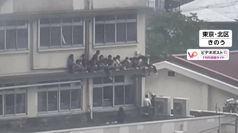 煙充満の中…教員が迅速判断、児童を1人ずつ抱えひさしへ避難 東京・北区の小学校火災で児童ら11人負傷|FNNプライムオンライン