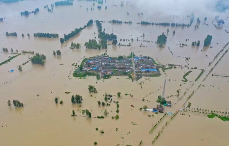 中国洪水危機…ダム緊急放流で下流の村が水没…“遊水地”に20万人居住｜FNNプライムオンライン
