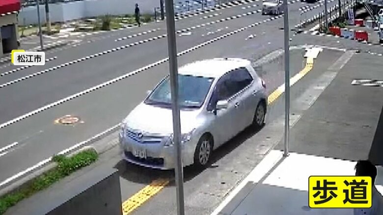 「立ち尽くしてしまった」思わずぼう然…“高齢男性”運転の車が歩道走行　左車線と間違えて入ったか？島根・松江市｜FNNプライムオンライン