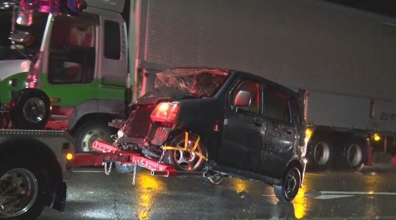 国道で軽自動車と乗用車が衝突 軽自動車の男性が死亡 乗用車の80歳の男を現行犯逮捕 カーブで反対車線にはみ出したか|FNNプライムオンライン