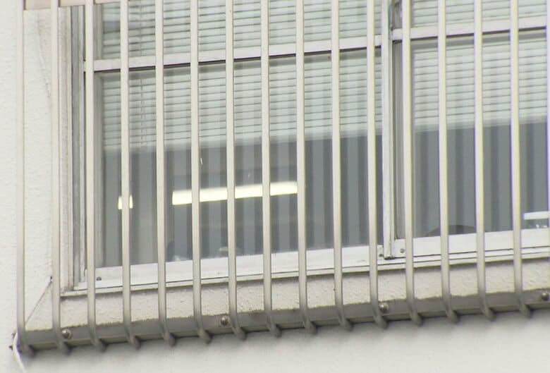 「アタマに血が上ってやりました」妻の髪の毛つかみ顔を床に押しつける_”子どものことで口論”に発展_39歳夫を暴行の現行犯で逮捕＜北海道札幌市＞｜FNNプライムオンライン