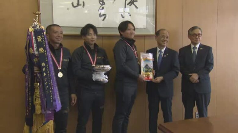 全日本総合男子選手権で優勝＆ソフトボールの“天皇杯・初代王者”　平林金属が岡山市長を表敬訪問【岡山】｜FNNプライムオンライン