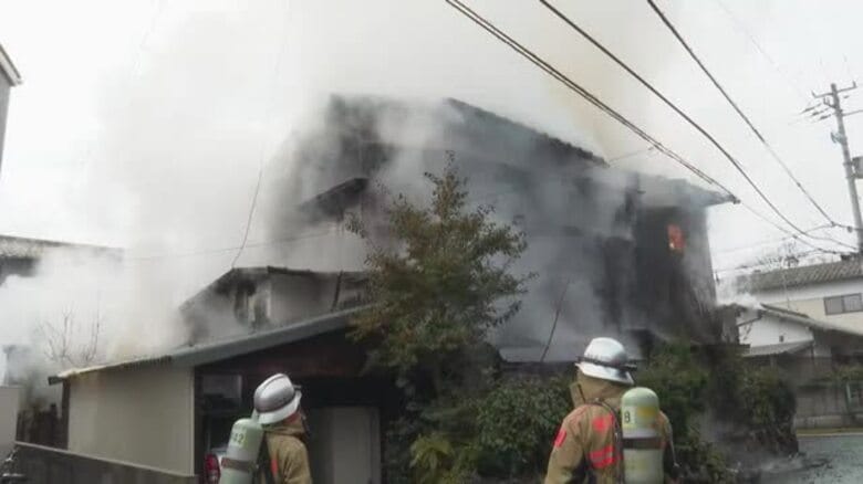 宇和島で住宅１棟を全焼  一人暮らしの女性がのどにやけどを負って搬送 命に別条なし【愛媛】｜FNNプライムオンライン