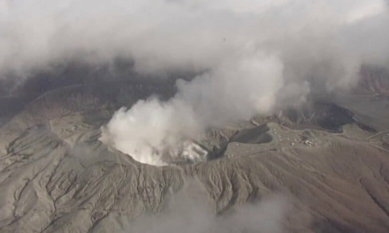 スマホが“衝撃感知”して自動通報…男女3人搭乗の「遊覧ヘリ」行方不明　機体の一部発見か　2年前にも不時着事故　熊本・阿蘇市｜FNNプライムオンライン