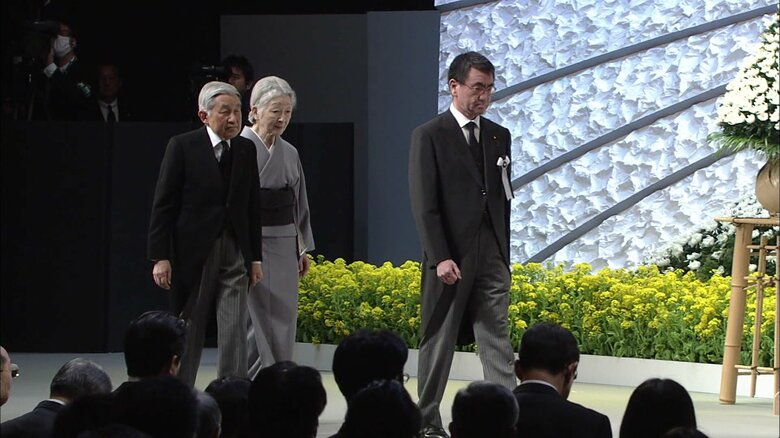 皇室と東日本大震災　五周年追悼式で上皇さま「人知れず苦しんでいる人も多くいるのでは」と心を寄せられる（2016年3月20日放送）【「皇室ご一家」の記憶】｜FNNプライムオンライン