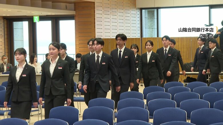 「あなたはどんな人？」名刺の代わりに“トレカ”交換…山陰合同銀行でユニーク入行式　「思い出に残るものに」内定者の不安解消へ試行錯誤【島根発】｜FNNプライムオンライン