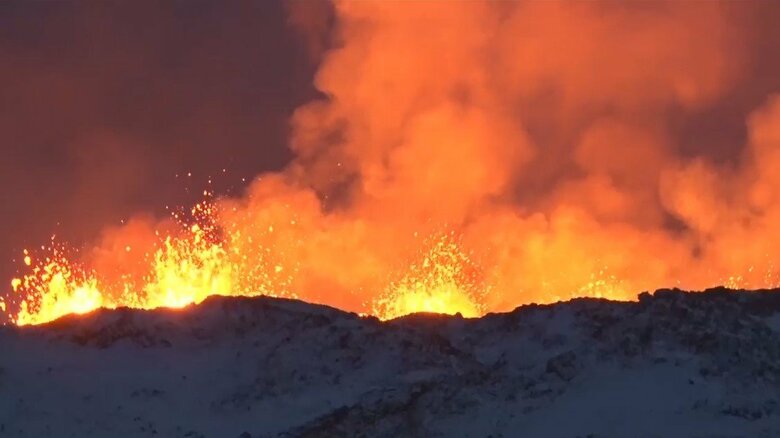オレンジ色のマグマが吹き上がる様子を確認　噴火した火山の近くでFNNのカメラが撮影に成功　アイスランド｜FNNプライムオンライン