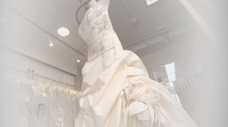 新型コロナで結婚式延期…失意の花嫁にウェディングドレスを無料プレゼント！一体なぜ？｜FNNプライムオンライン