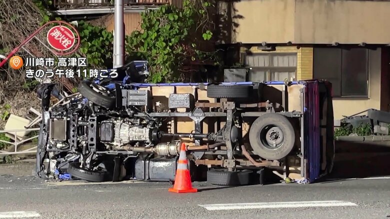 国道246号線でトラックが横転…歩道にあった配電盤や消火栓の標識に衝突　川崎市高津区｜FNNプライムオンライン