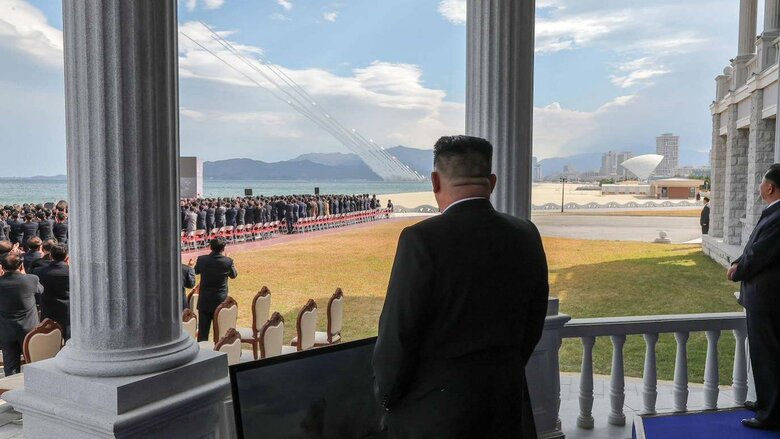 北朝鮮が600ミリ多連装ロケット砲を一斉発射　金正恩総書記が娘らと視察　韓国情報機関は前方配備の可能性を注視｜FNNプライムオンライン