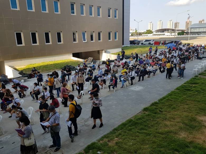 バンコク市内の入国管理局 当時はさらに混雑していた