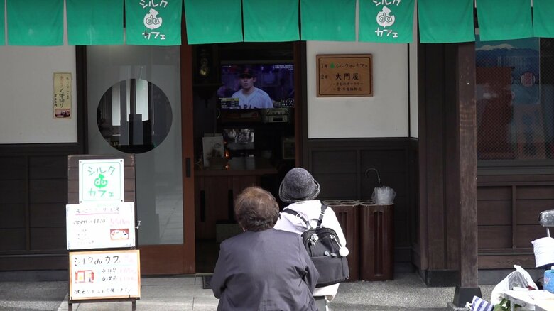 カフェのテレビで試合を見守る