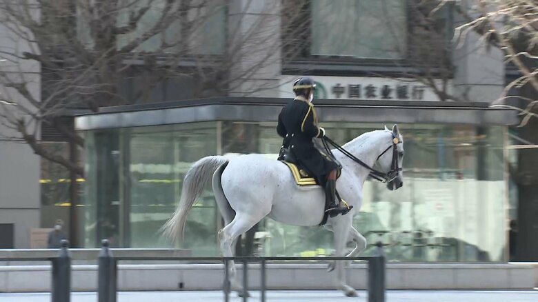 「月智」に乗り馬車列に臨む守谷氏(今月8日 東京駅前)
