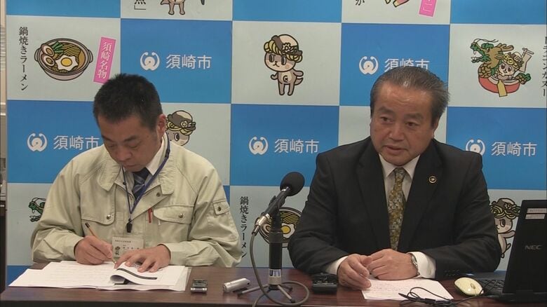 須崎市長（右）は会見を開いて主張を説明