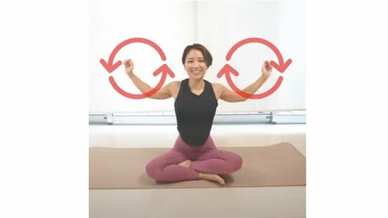 肘に鉛筆を付けできるだけ大きな円を描くようなイメージで