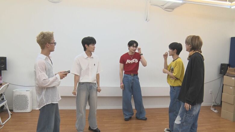 練習スタジオに集まった1VERSEメンバー