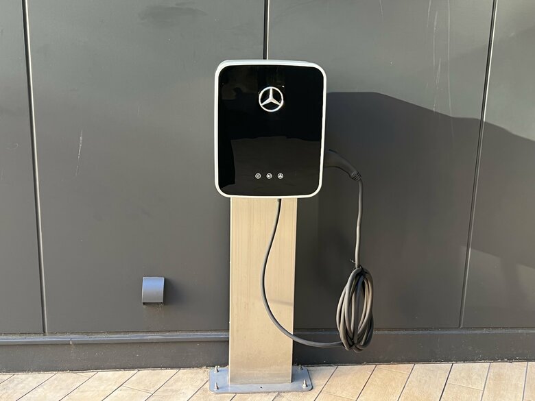 メルセデス・ベンツのマークがついた充電器