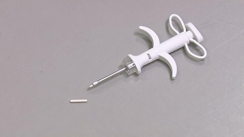 マイクロチップと専用の注射器