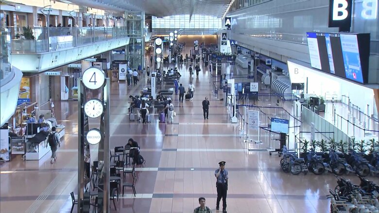 欠航便が増え、出発ロビーは閑散としていた