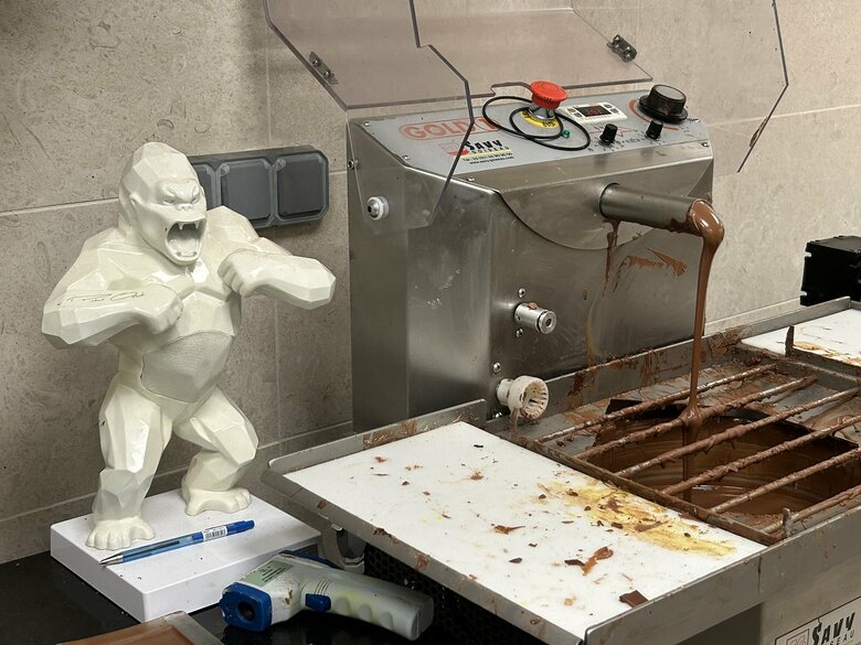 チョコレート製造機械の隣には有名アーティストの作品が
