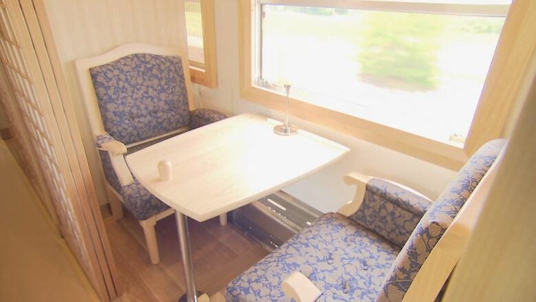 観光列車「ろくもん」の中