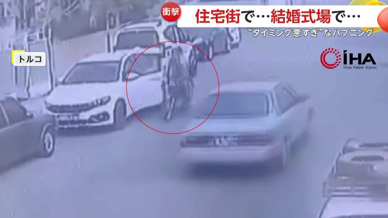 開いた車のドアにバイクが激突する瞬間（4月15日、トルコ）③