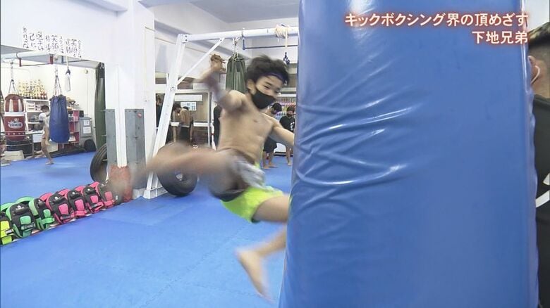 フェイントを入れ、回転しながらキックを浴びせる「アクセルキック」を見せる弟・絃人さん