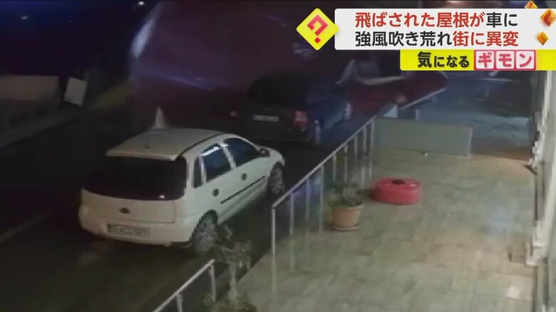 トルコ・リゼで吹き飛ばされた屋根が車にぶつかる瞬間(4)