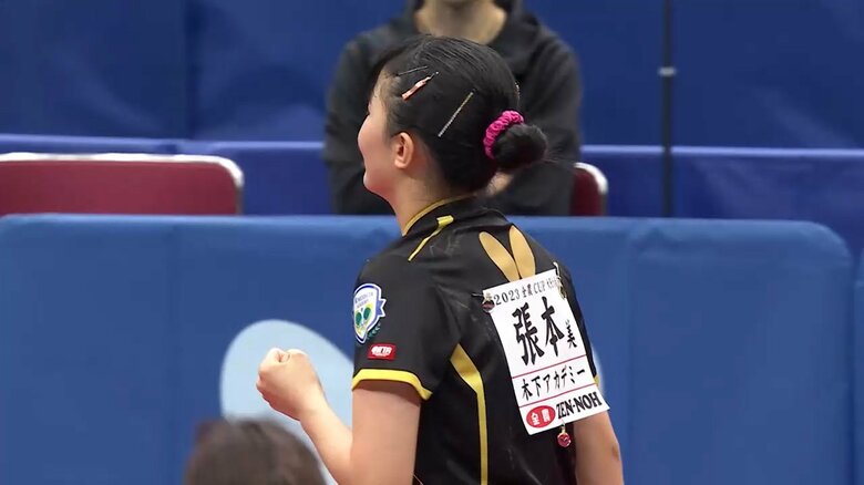 ユニホームに合わせて「シュシュ」も変えているそう