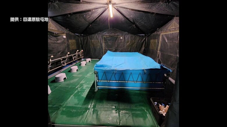 シャワー5本と浴槽1つを備えた入浴施設