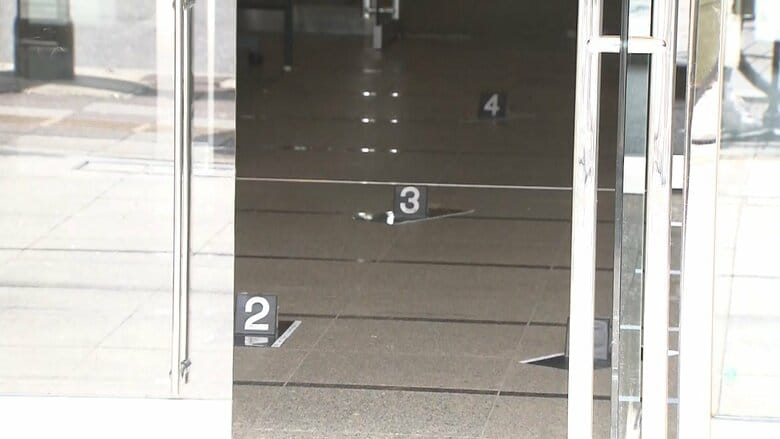 近くのマンションにも、至る所に血痕が確認できた。