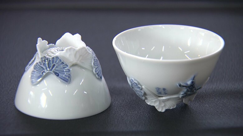 底に葉っぱや蝶をあしらってバランスを取った