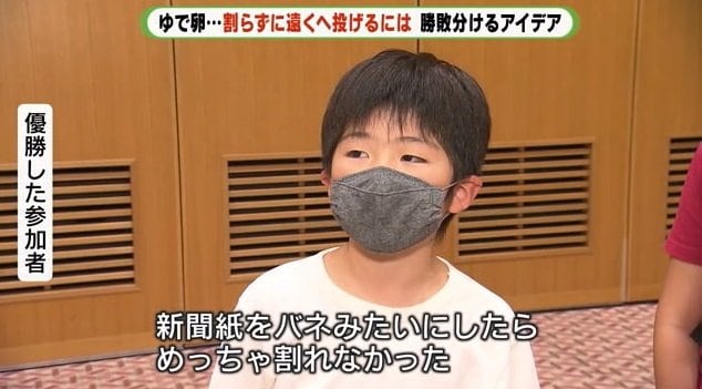 優勝した参加者：新聞紙をバネのように