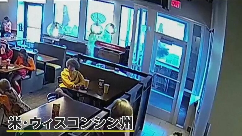 ガラスを突き破って乱入するシカ